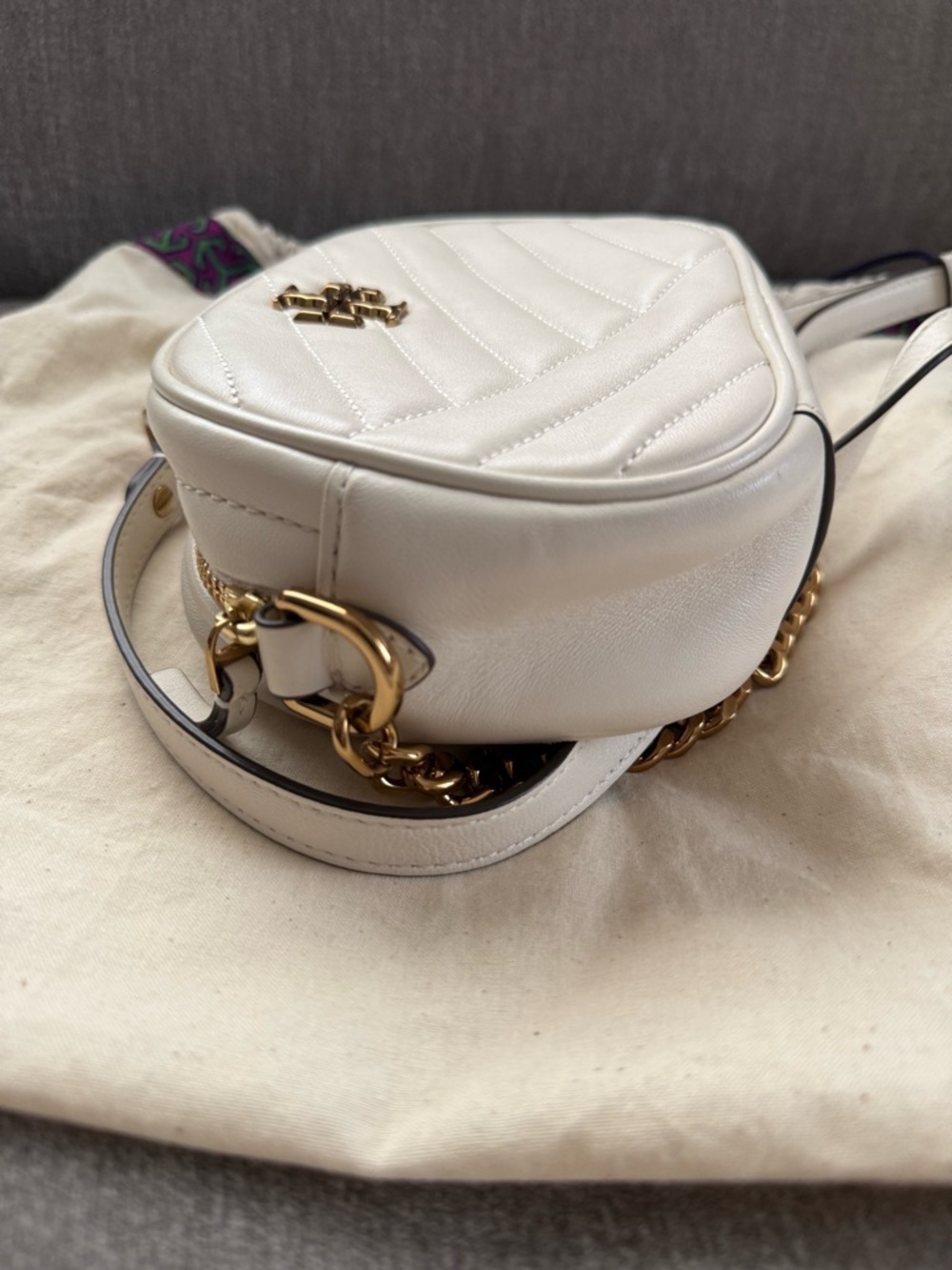 Tory Burch White Quilted Leather Crossbody with Gold Chain - Picture 5 of 9